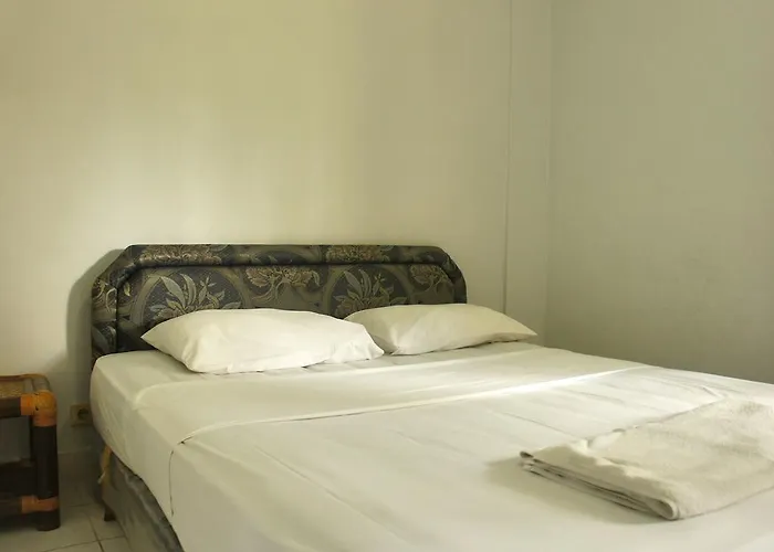 Ned's Hide-away Gasthof 2*